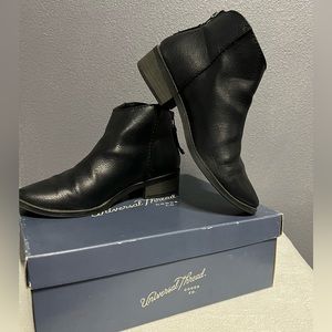 Universal Thread Black zip ankle boots Women’s size 6